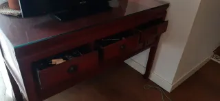 Mueble aparador madera rojo con cristal