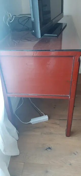 Mueble aparador madera rojo con cristal