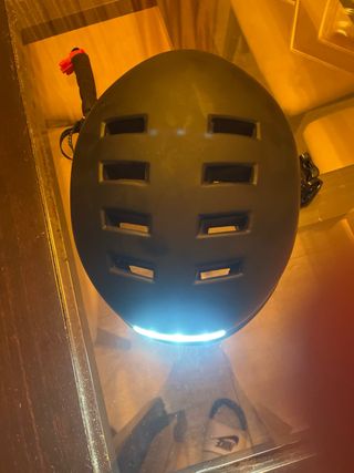 Casco para patinete eléctrico con luz
