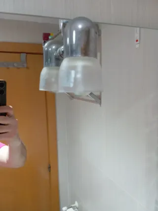 Espejo de baño con aplique metálico