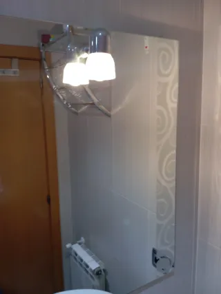 Espejo de baño con aplique metálico