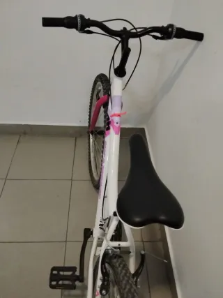 Bicicleta de montaña blanca y rosa