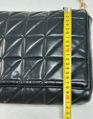 Bolso Zara negro acolchado cadena dorada