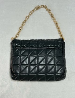 Bolso Zara negro acolchado cadena dorada