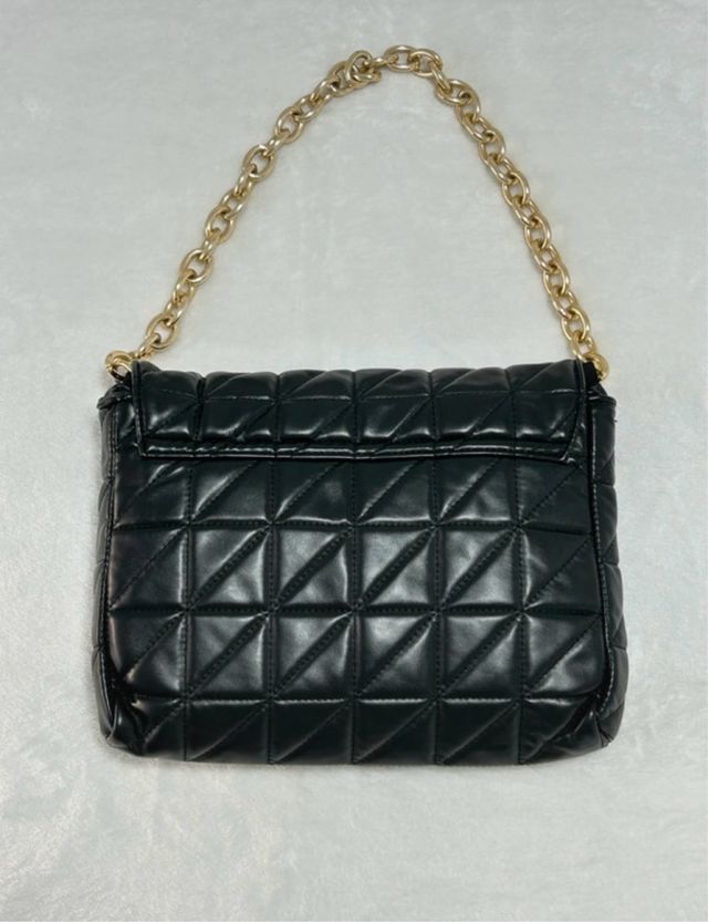 Bolso Zara negro acolchado cadena dorada