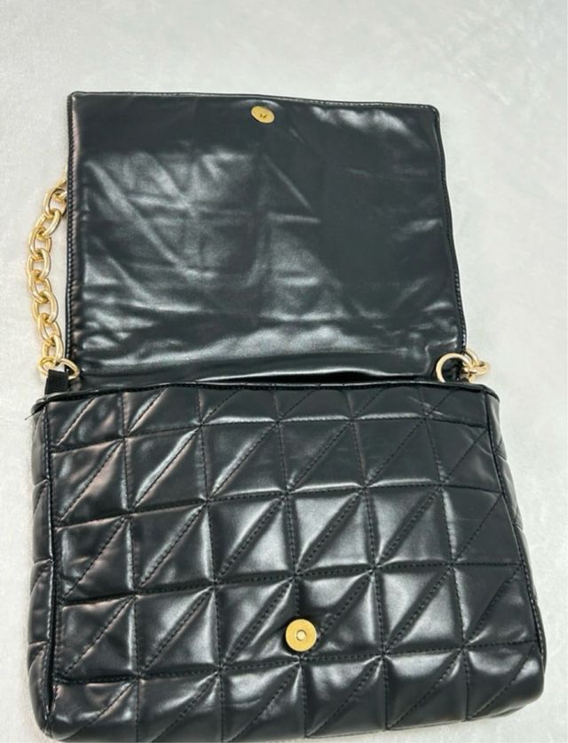 Bolso Zara negro acolchado cadena dorada