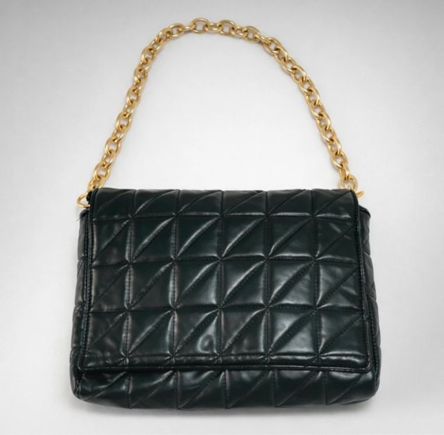 Bolso Zara negro acolchado cadena dorada