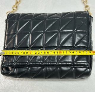 Bolso Zara negro acolchado cadena dorada