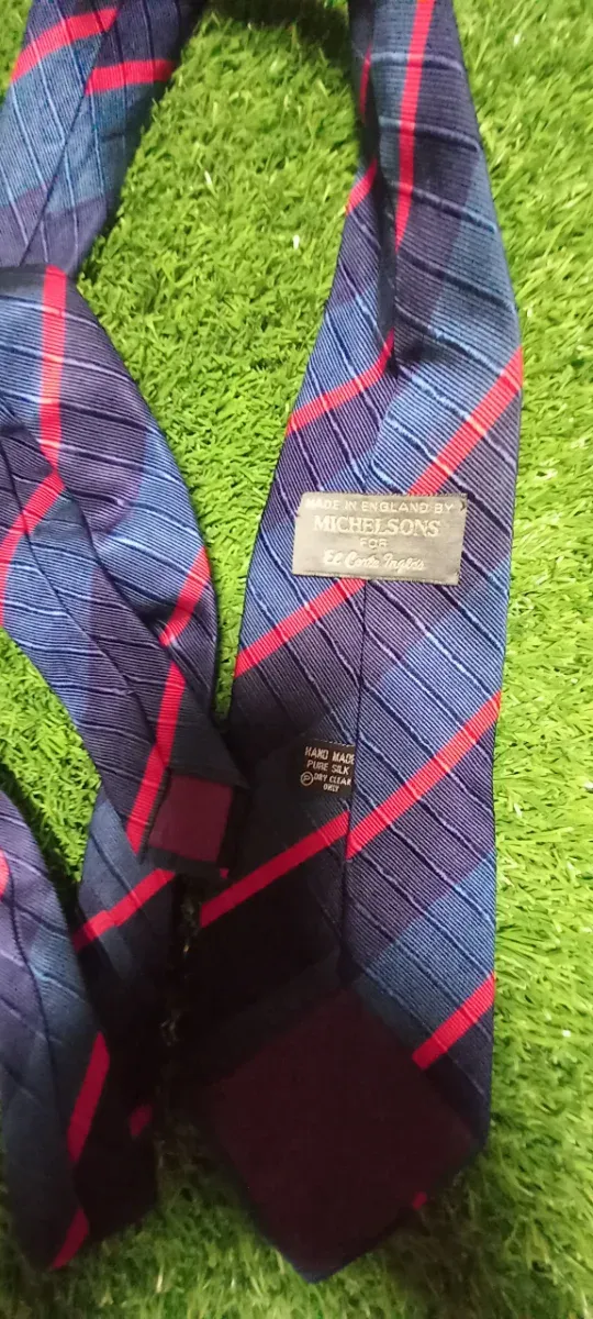 Corbata de seda azul y roja hecha a mano.