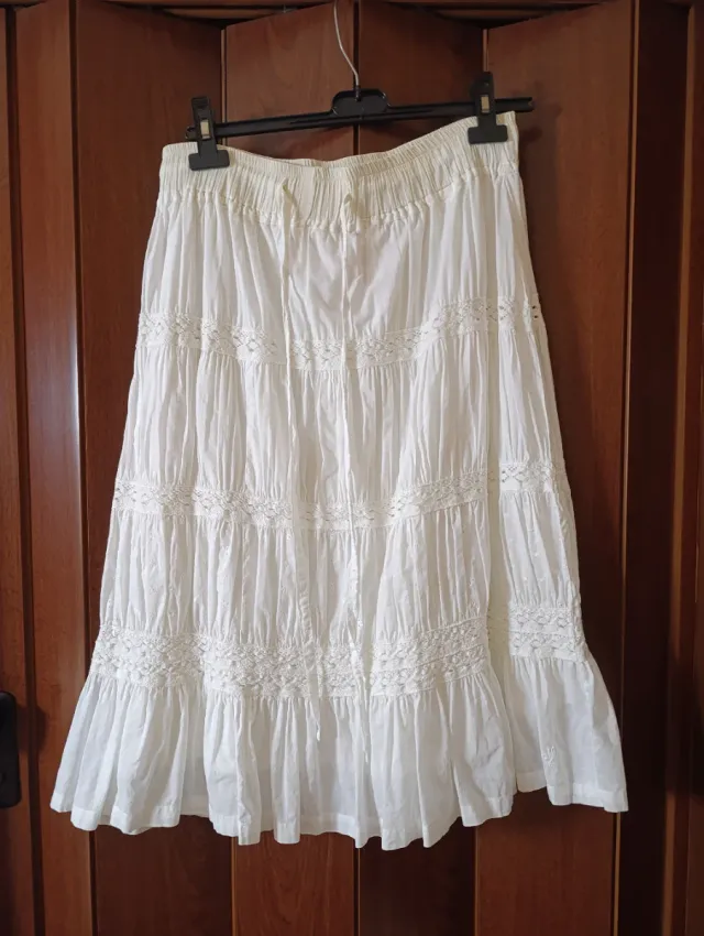 Falda larga blanca con encaje