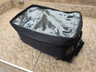 Maleta sobre depósito moto con funda transparente