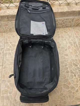 Maleta sobre depósito moto con funda transparente