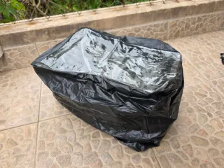 Maleta sobre depósito moto con funda transparente