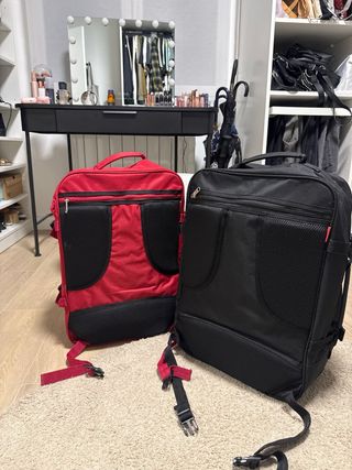 Maletas de viaje negras y rojas