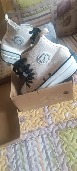 Botas altas blancas y negras