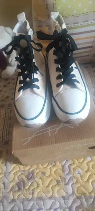 Botas altas blancas y negras