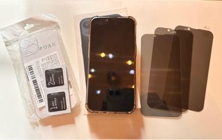 iPhone 13 (6.1) con funda y protectores pantalla
