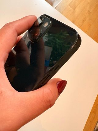 iPhone 13 (6.1) con funda y protectores pantalla