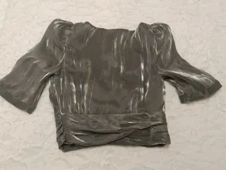 Blusa Zara cropped plateada Talla XS