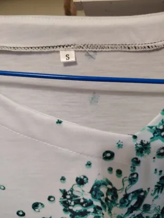 Camiseta V verde con estampado de flores