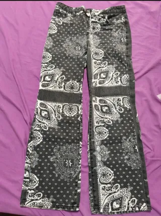 Pantalones vaqueros con estampado paisley