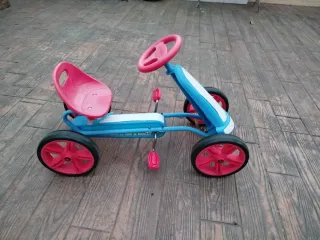 Coche a pedales azul y rosa