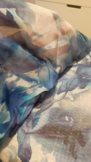 Pañuelo estampado floral azul y blanco