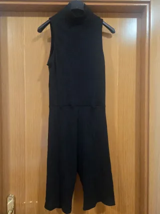 Mono negro cuello alto sin mangas