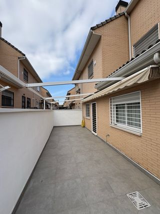 Tenda per pergola in alluminio bianco a parete.