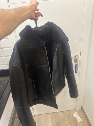 Chaqueta de cuero negra con forro