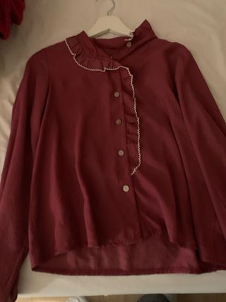 Blusa roja con volantes