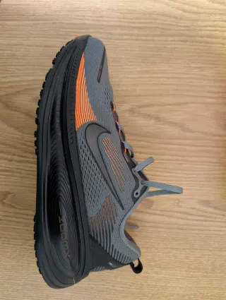 Nike Vomero 18 Talla 43 Gris