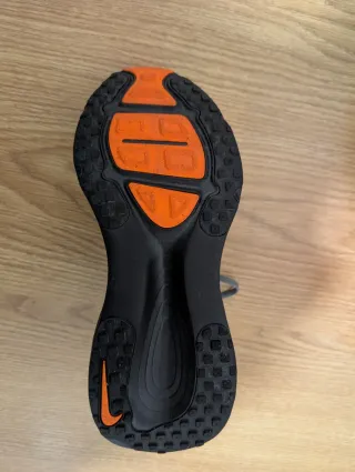 Nike Vomero 18 Talla 43 Gris