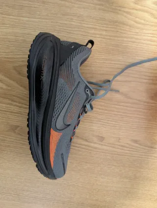 Nike Vomero 18 Talla 43 Gris