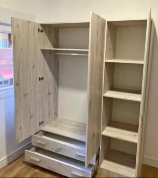 Armario de madera con cajones y estantes