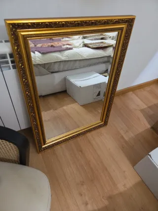Espejo dorado con marco decorado