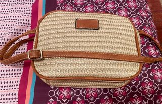 Bolso de hombro tejido y piel