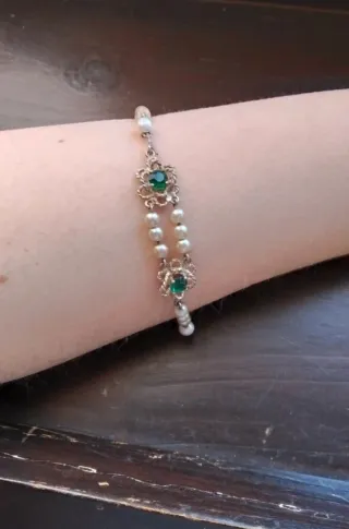 Pulsera plateada con perlas y piedras verdes