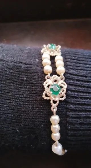 Pulsera plateada con perlas y piedras verdes