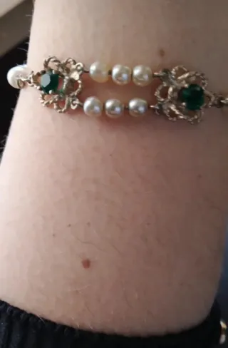 Pulsera plateada con perlas y piedras verdes