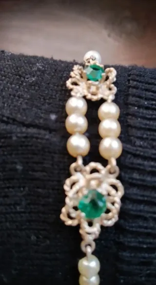 Pulsera plateada con perlas y piedras verdes