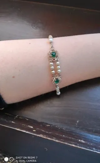 Pulsera plateada con perlas y piedras verdes