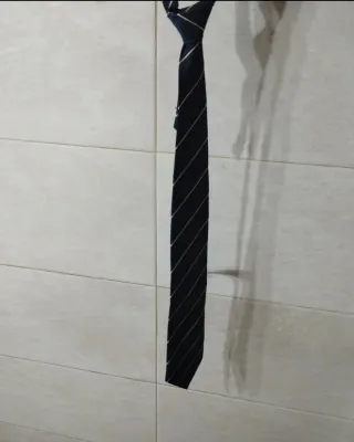 Corbata azul marino con rayas beige