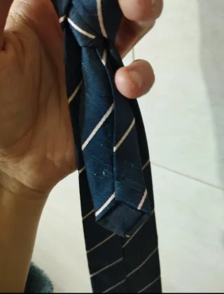 Corbata azul marino con rayas beige