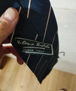 Corbata azul marino con rayas beige