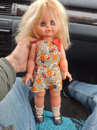 Muñeca antigua rubia con vestido floral