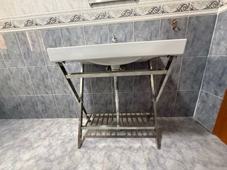 Lavabo de cerámica con soporte metálico