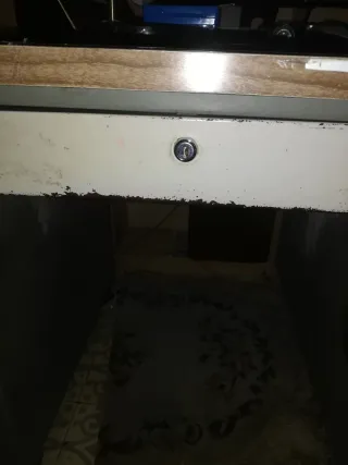 Mesa de oficina vintage con llave