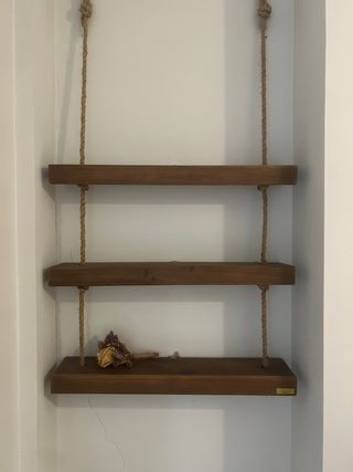 Escritorio y silla, cabecero de cama, estantería