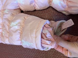 Buzo de bebé rosa con estampado de conejos